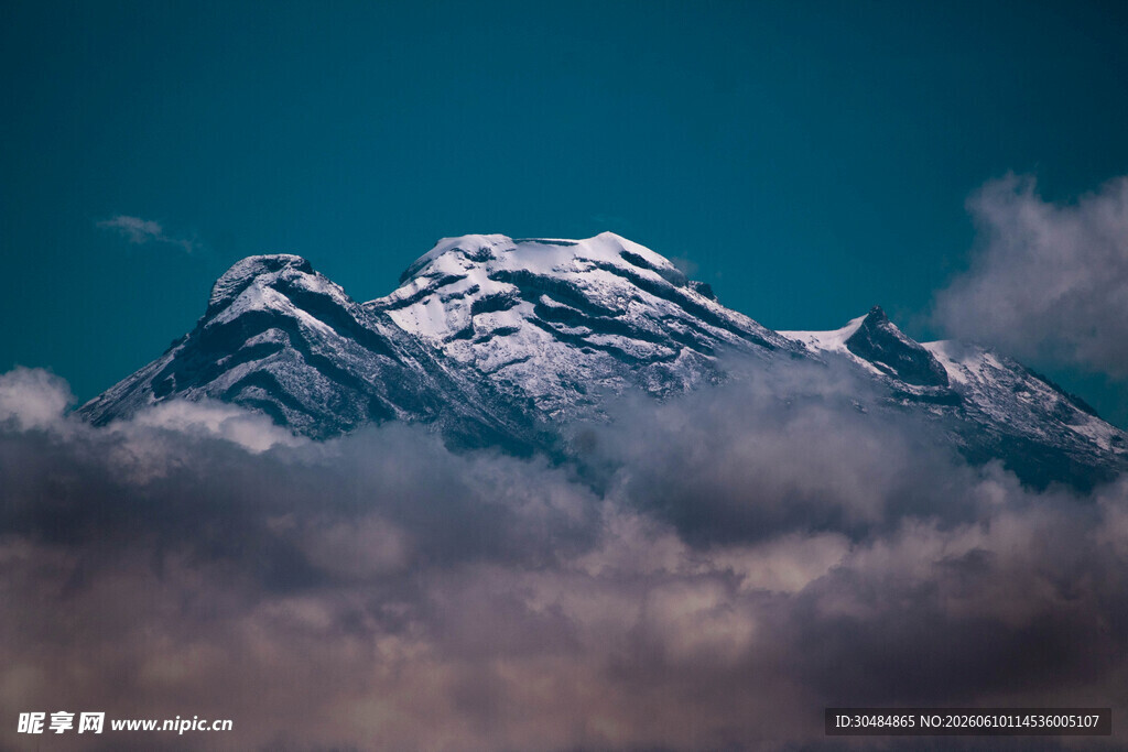 云雾缭绕的巍峨雪山