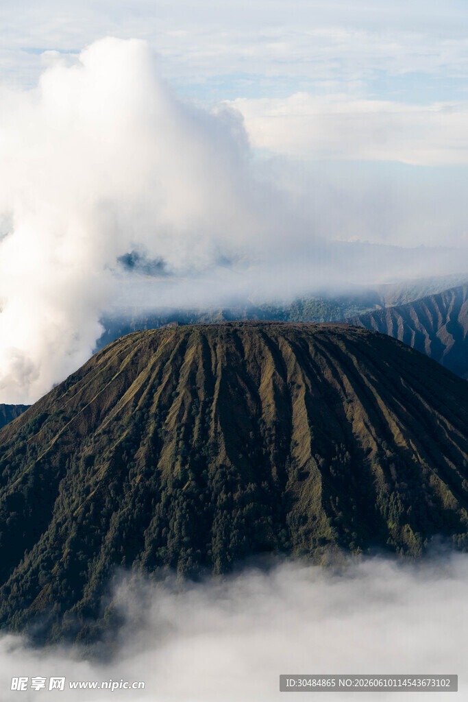 云雾缭绕的壮丽火山景观