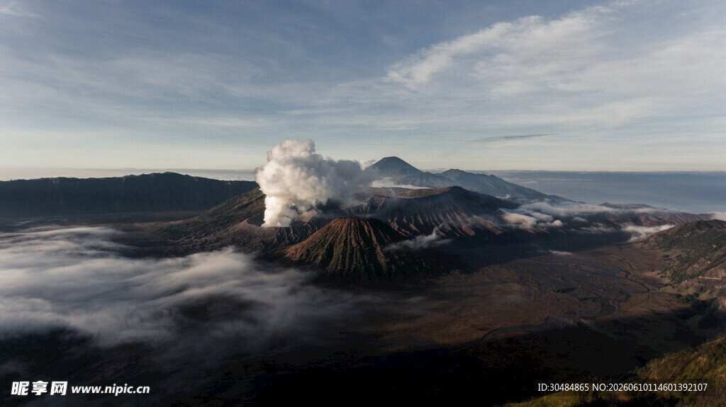 云雾缭绕的壮丽火山景观