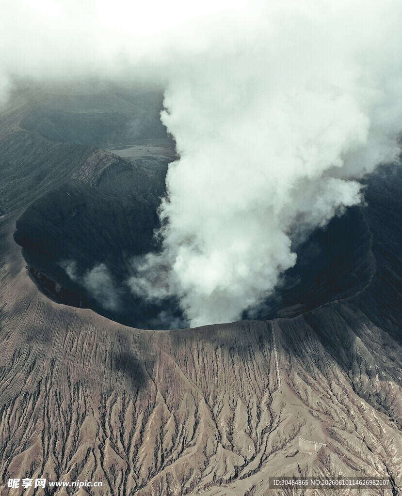 火山口喷发景象