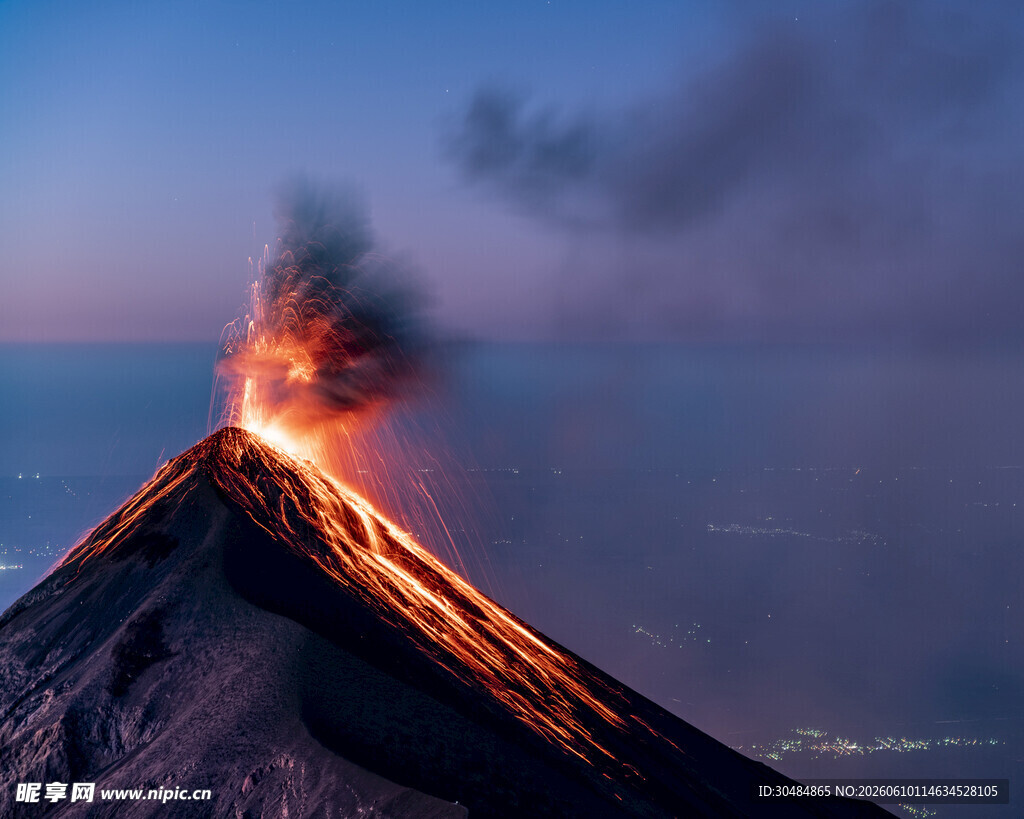 火山喷发壮丽瞬间