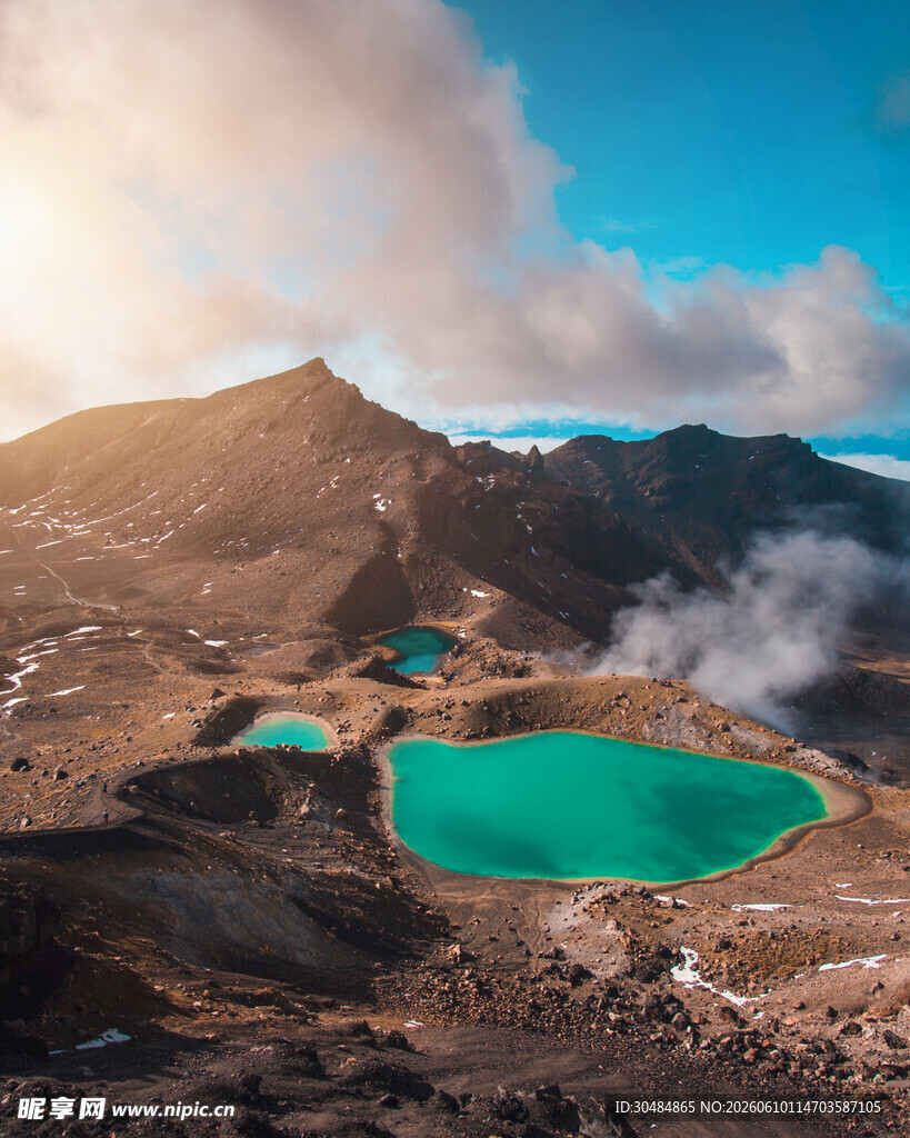 壮丽火山湖景观