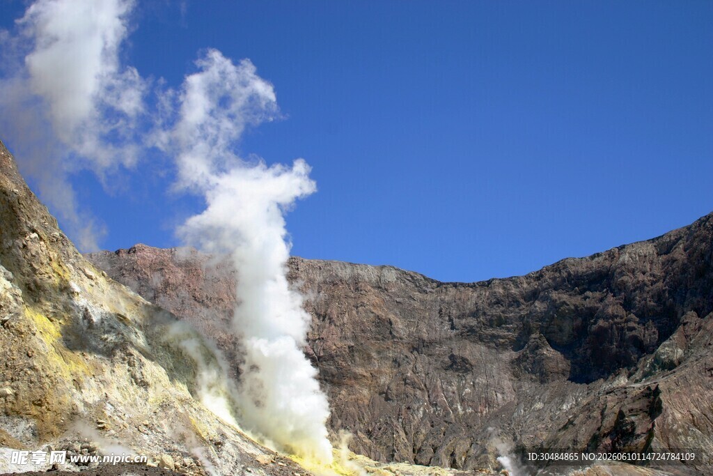 火山口蒸汽升腾景象