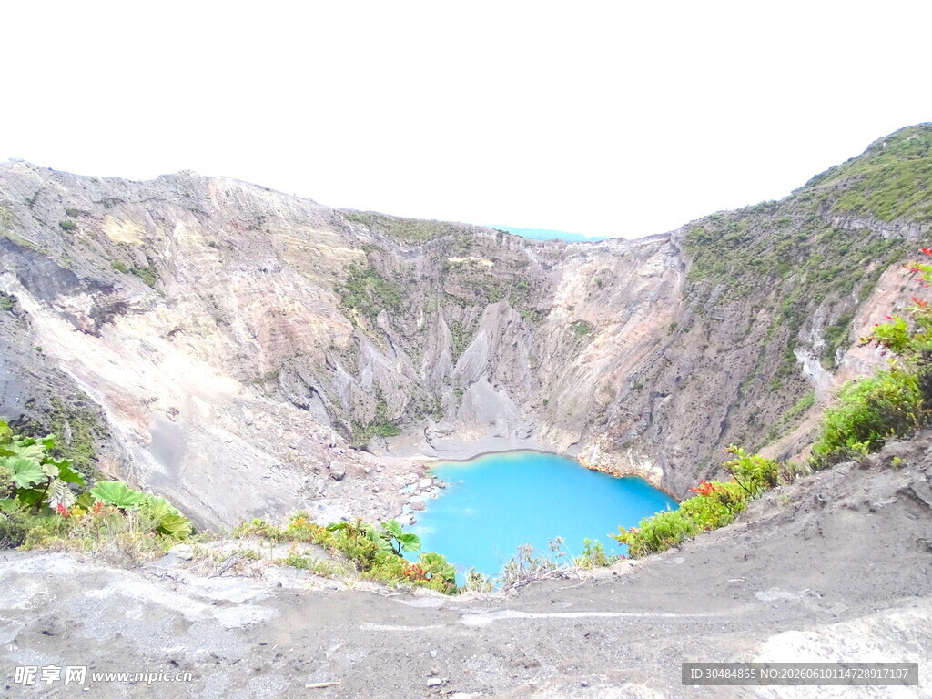 火山口蓝色湖泊壮丽景观