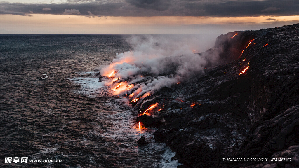 海边火山熔岩喷发景象