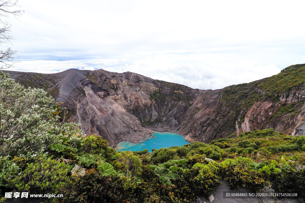 山间蓝湖美景