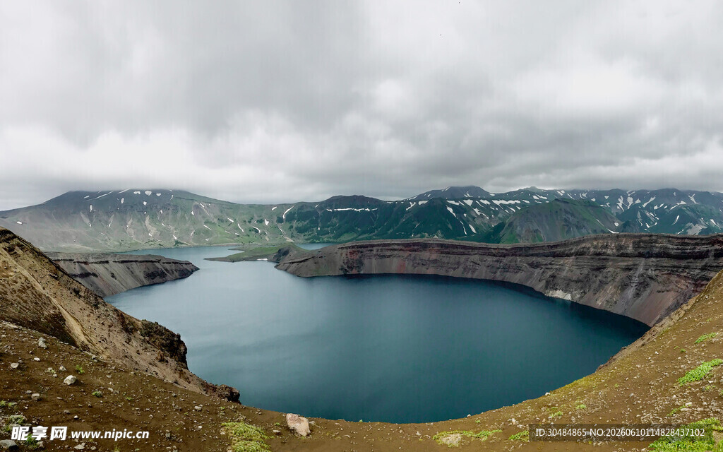 壮丽火山湖景观
