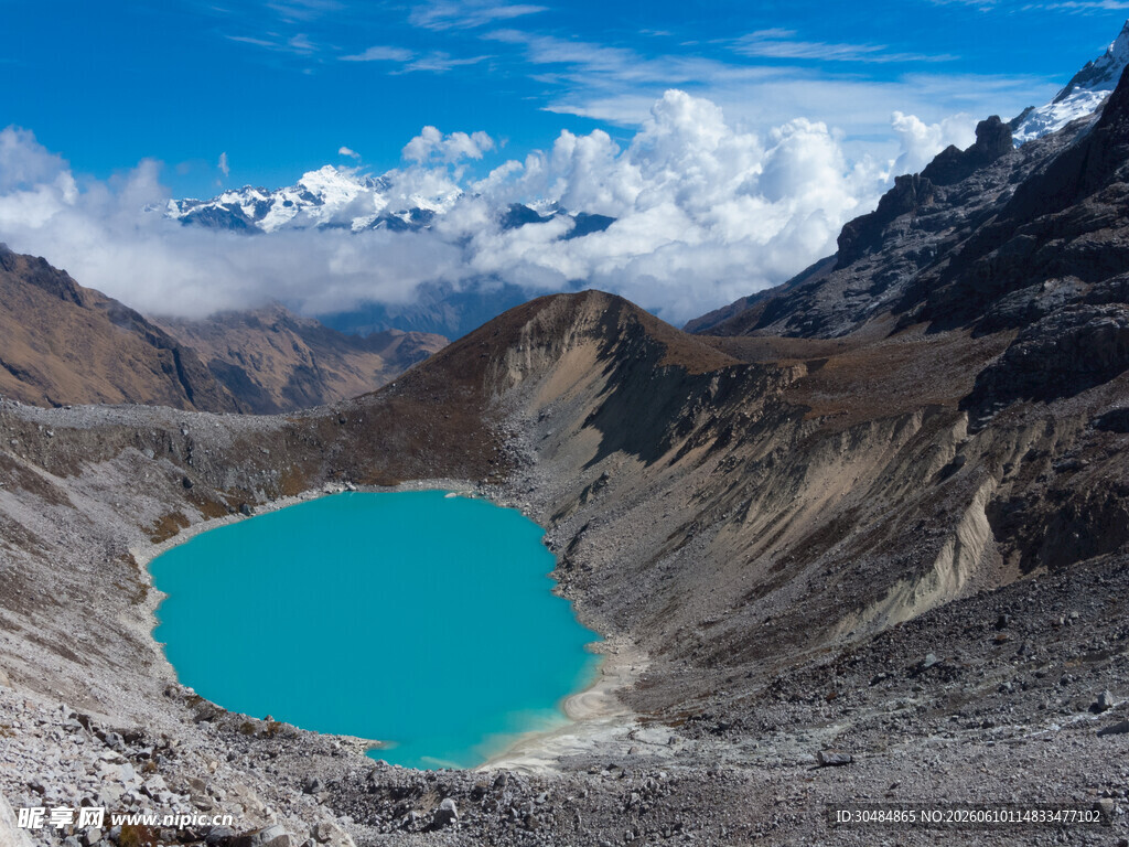 高山间的蓝湖美景