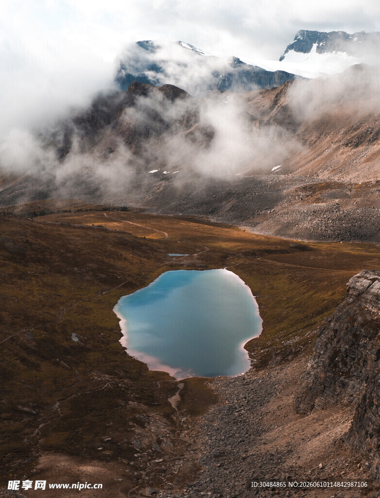 高山间的静谧蓝湖