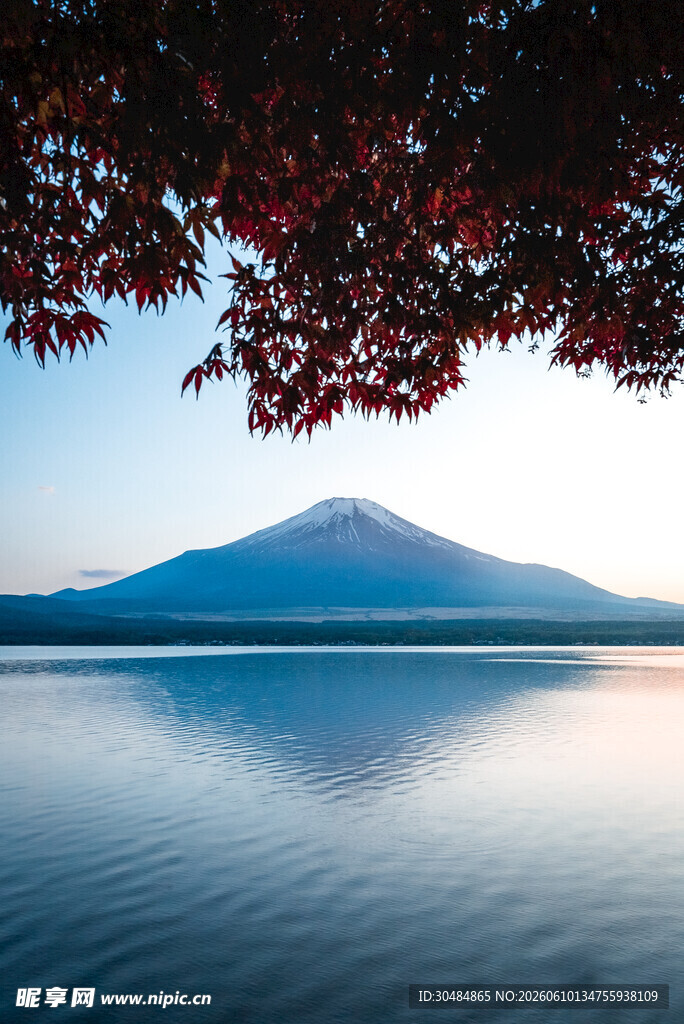 富士山下宁静湖景风光