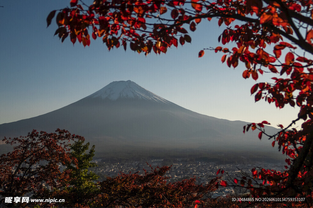 富士山旁红叶点缀美景