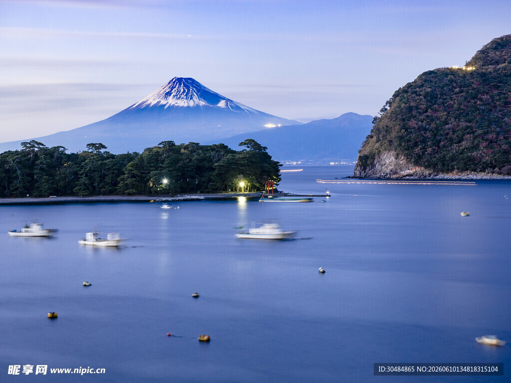 湖畔富士山美景