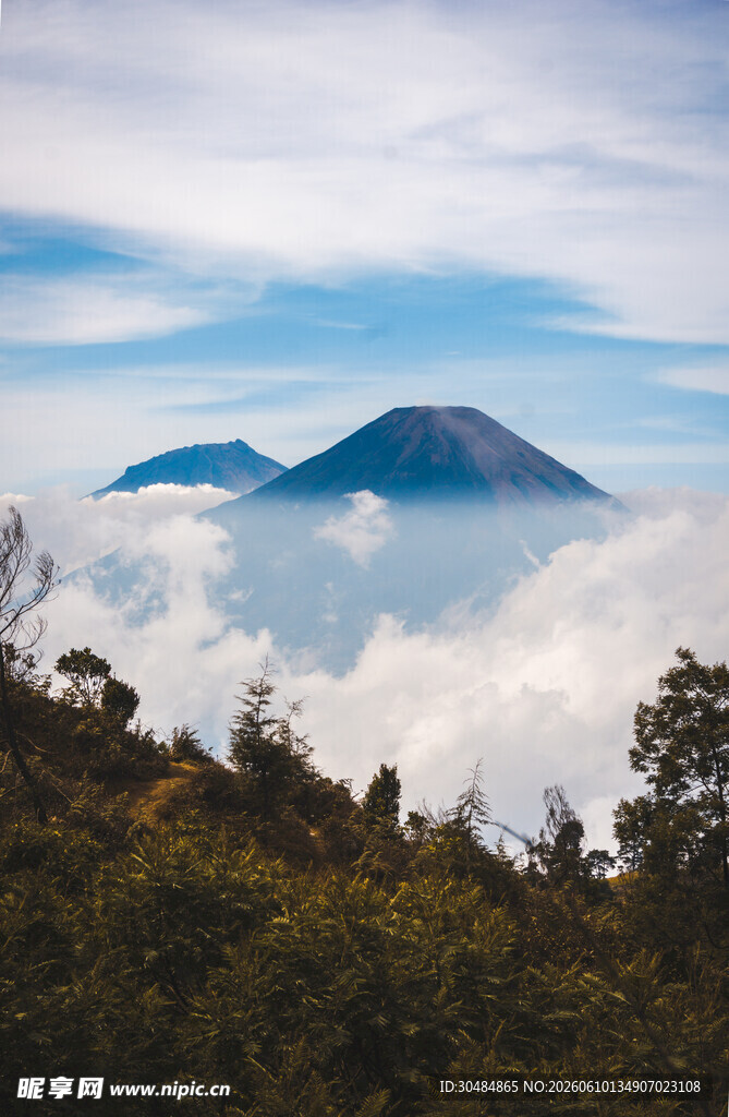 云雾缭绕中的巍峨山峰