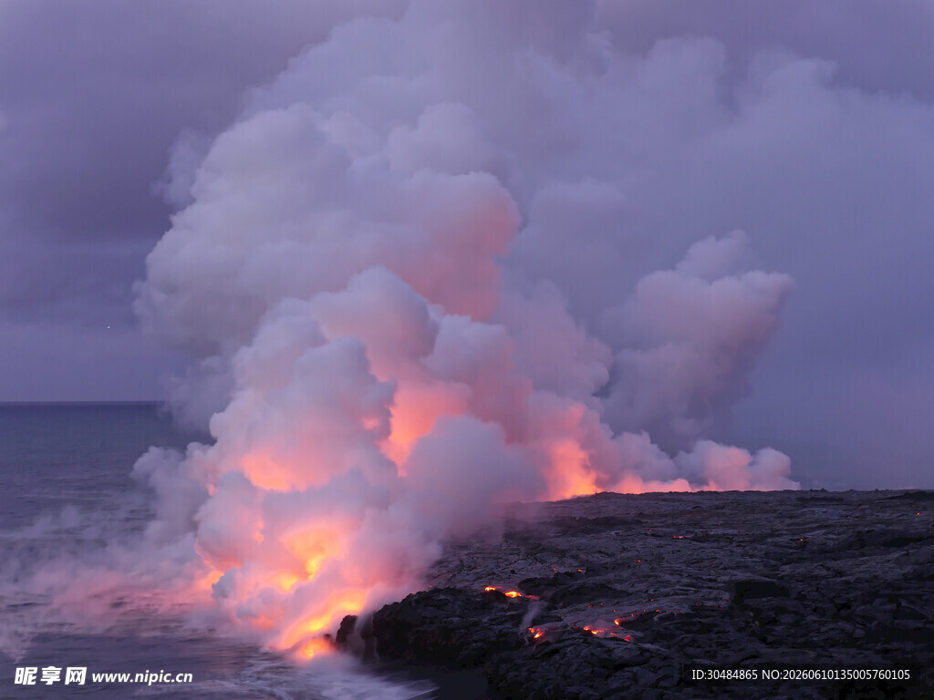 火山熔岩流入海洋壮观景象