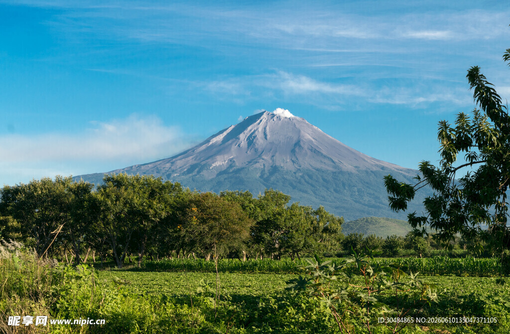 壮丽火山下的翠绿田园风光