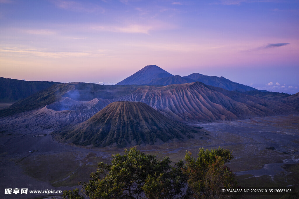 壮丽火山日出景观