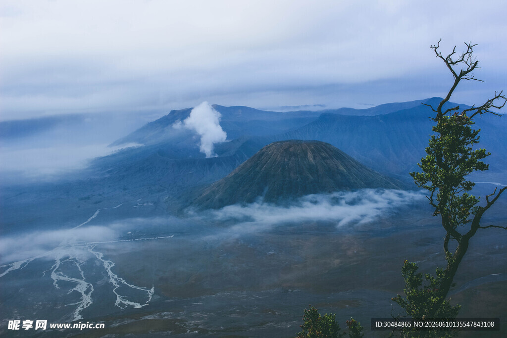 云雾缭绕的壮丽火山景观