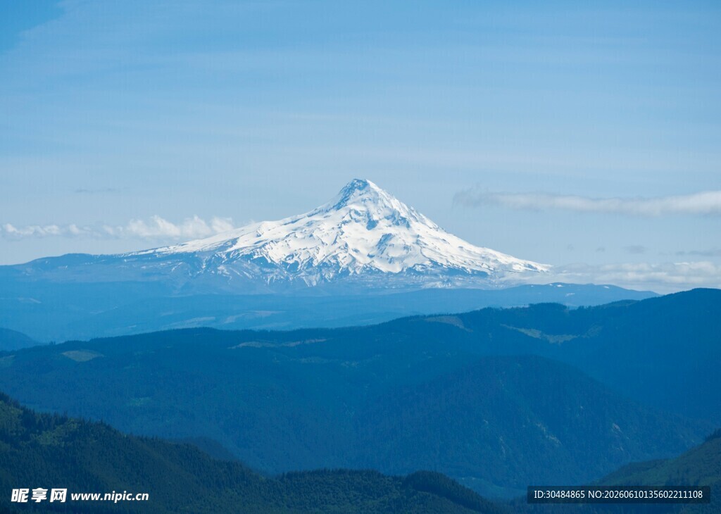 巍峨雪山与连绵山峦