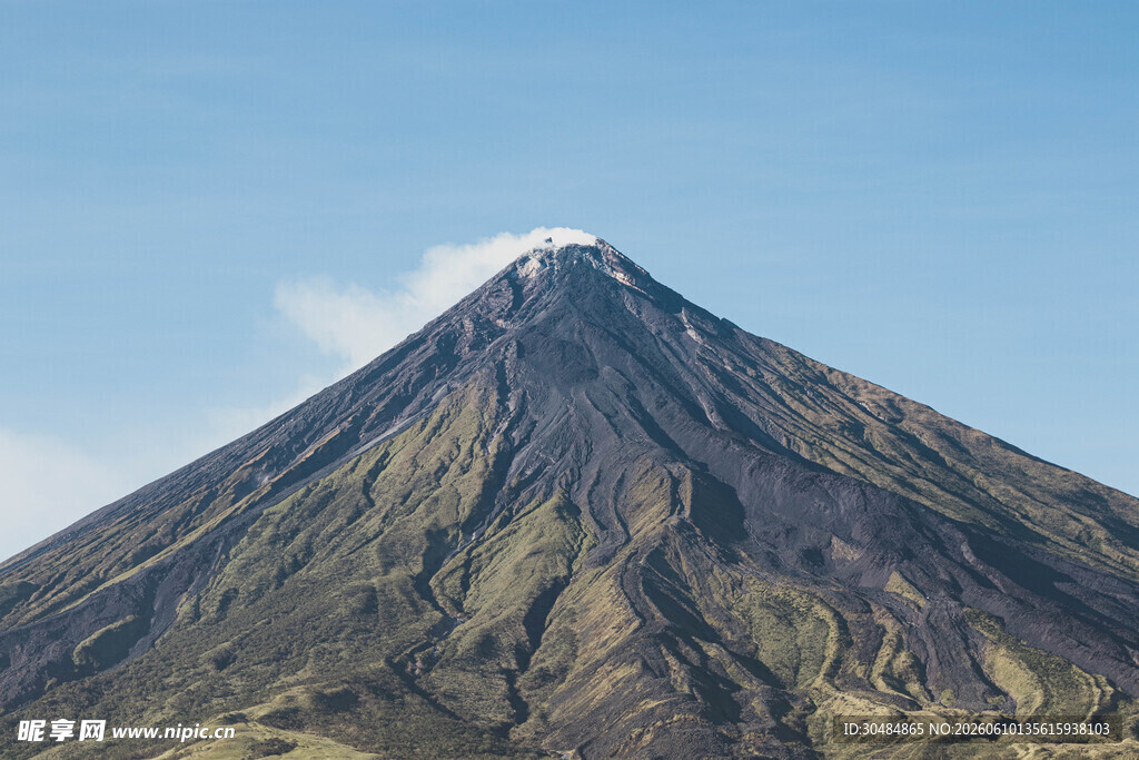 巍峨壮丽的锥形火山