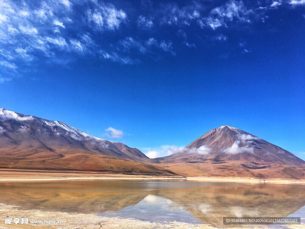 壮丽雪山下的静谧湖泊