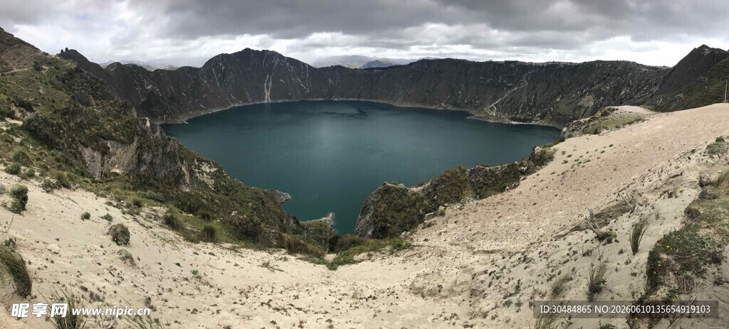 高山环绕的静谧湖泊
