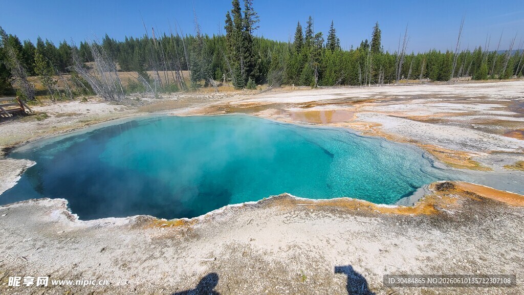 黄石公园的绝美蓝色温泉