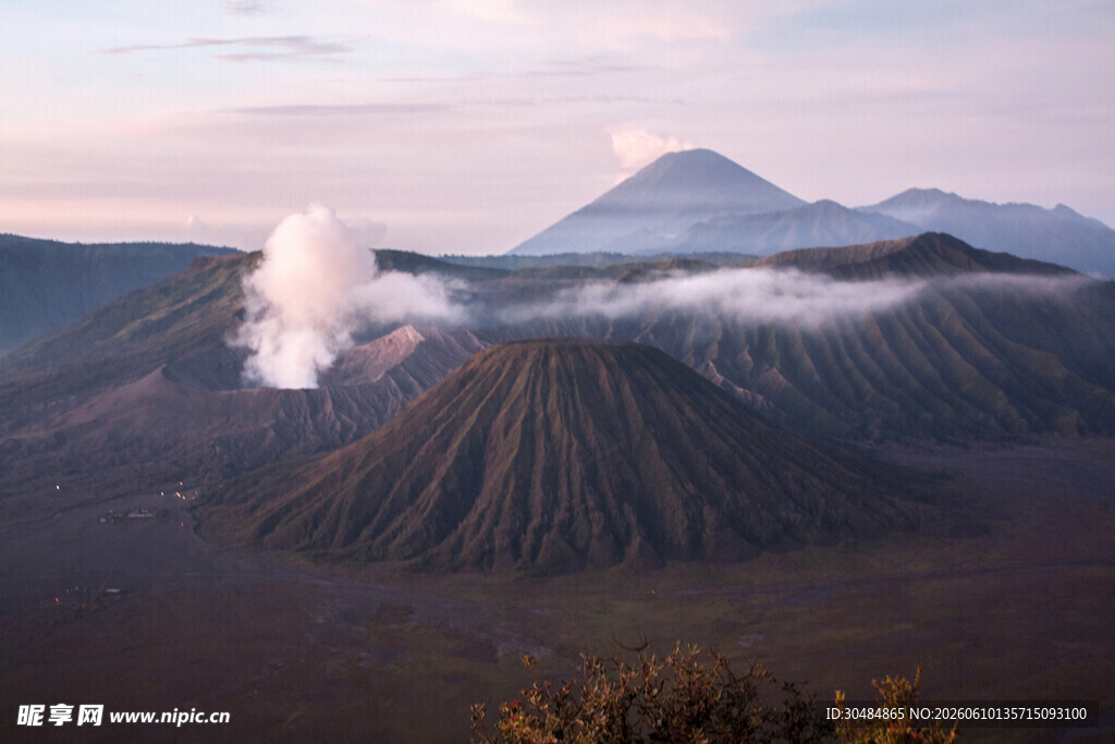 婆罗摩火山壮丽日出景观