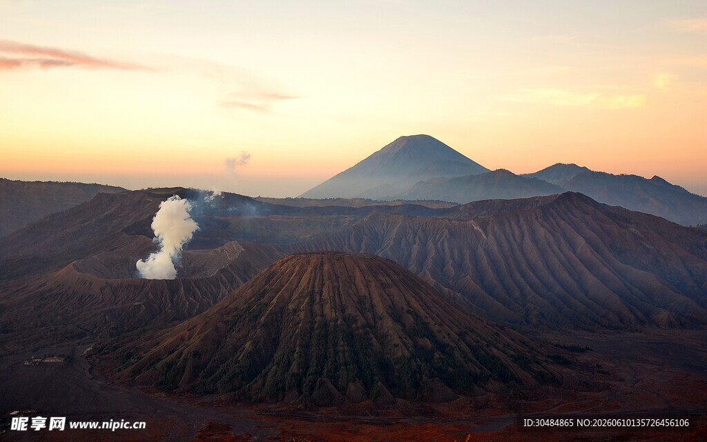 日出下的壮丽火山景观