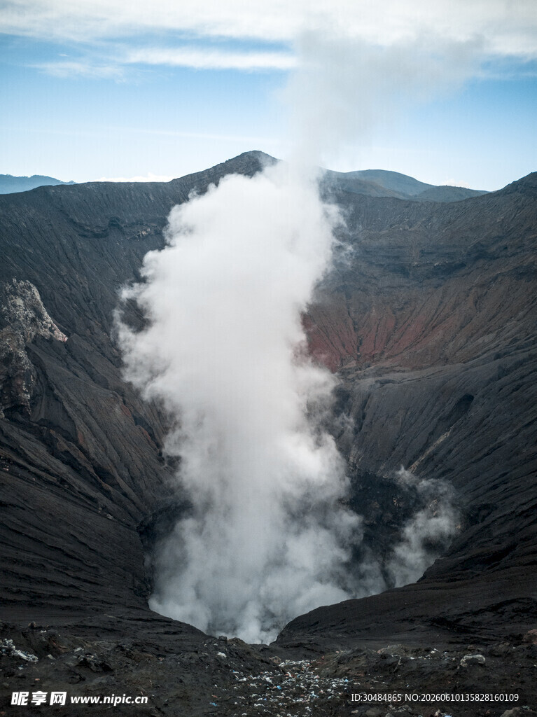火山口壮观喷发景象