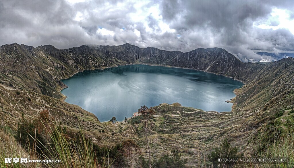 火山湖畔壮丽自然风光