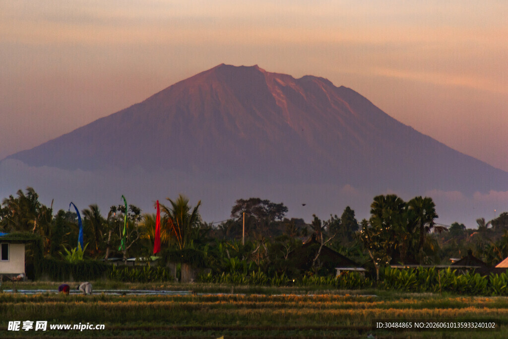 黄昏下的壮丽火山景观