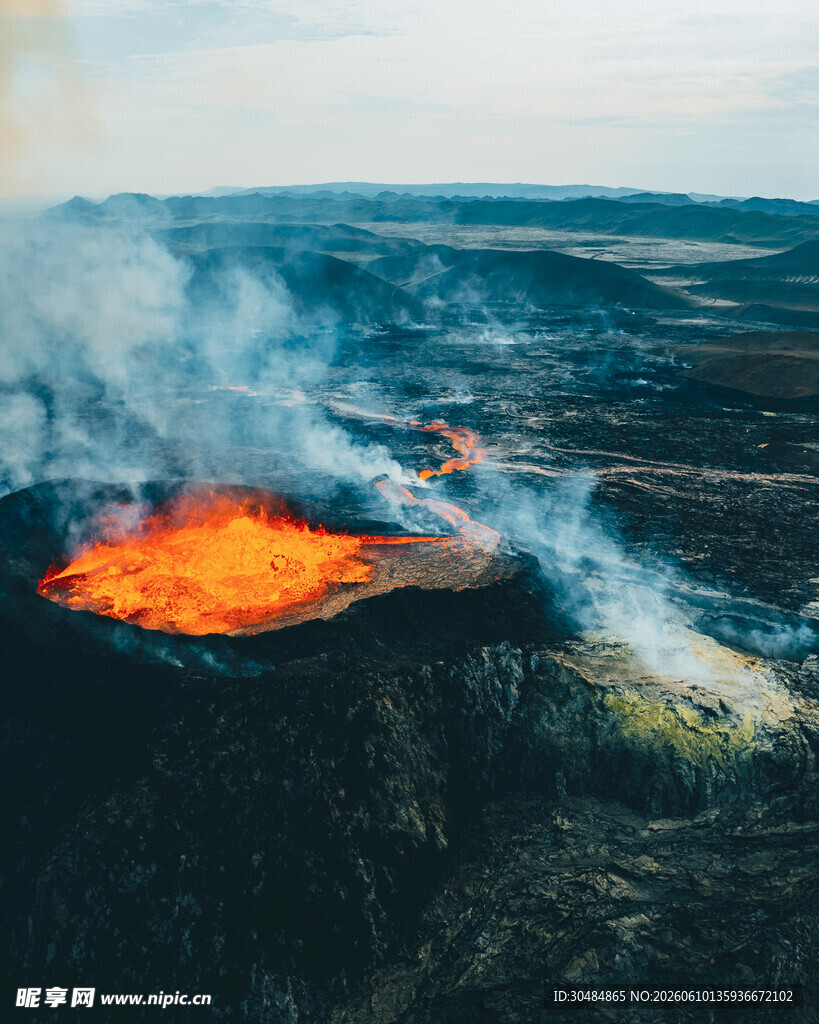 炽热火山口熔岩喷发景象