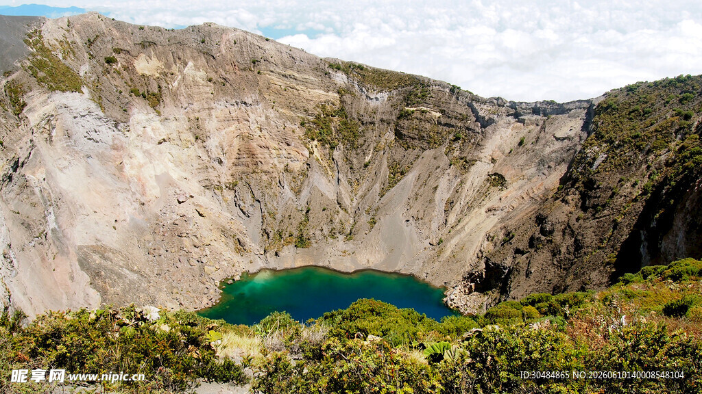 火山口内的碧绿湖泊