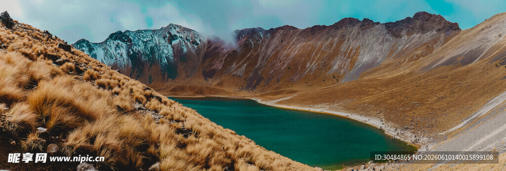 高山间的碧绿湖泊