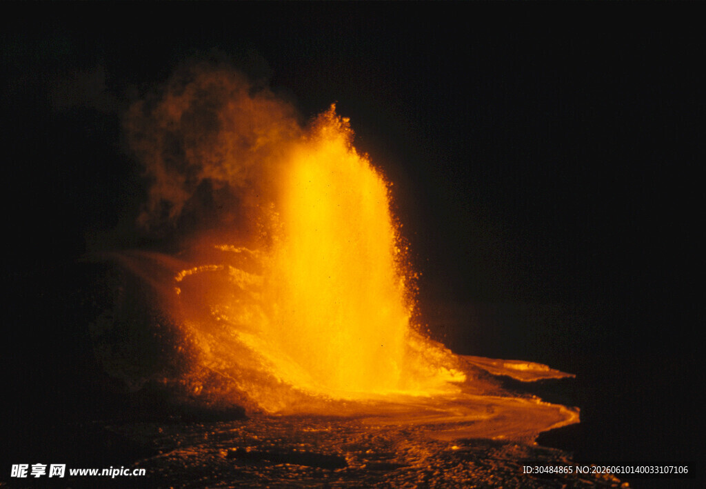 火山喷发瞬间