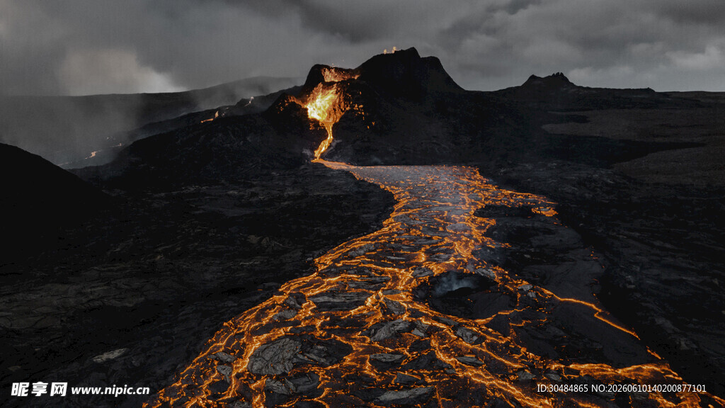 火山熔岩流淌壮丽景象