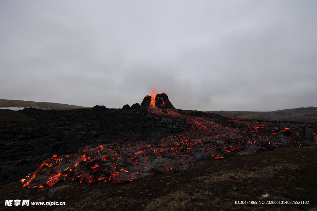 火山熔岩流淌壮观景象