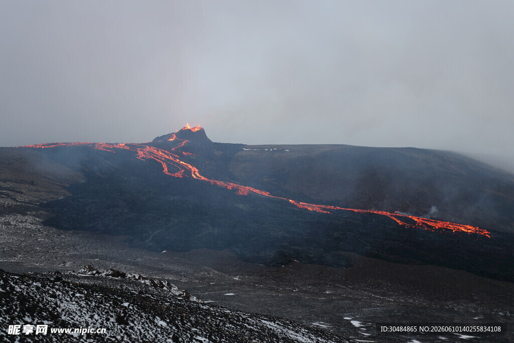 火山熔岩流淌壮丽景象