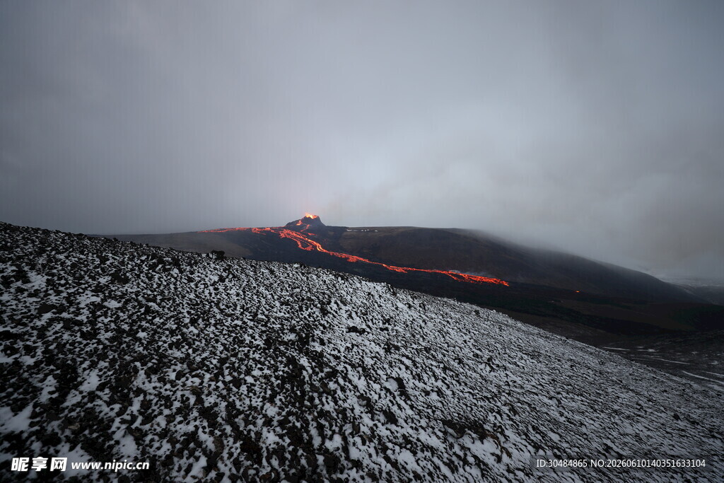 火山熔岩流淌壮观景象