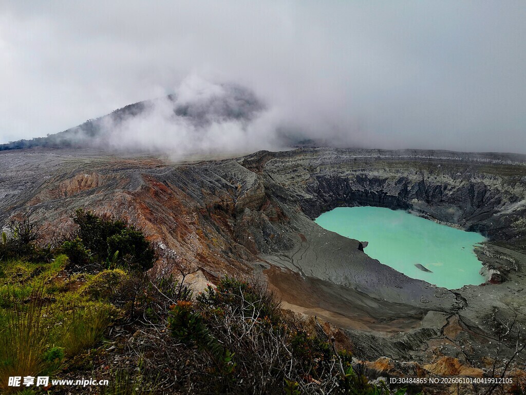 火山湖美景