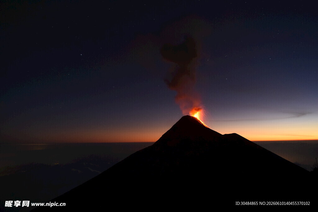 日落时分的火山喷发景观