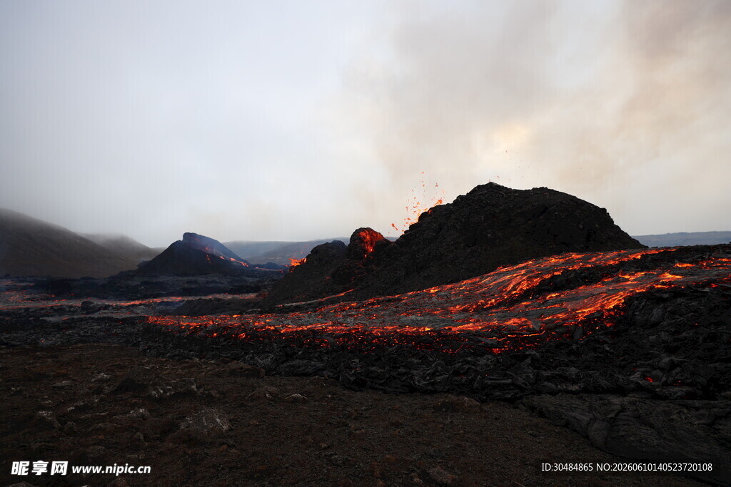 火山熔岩流淌壮丽景象