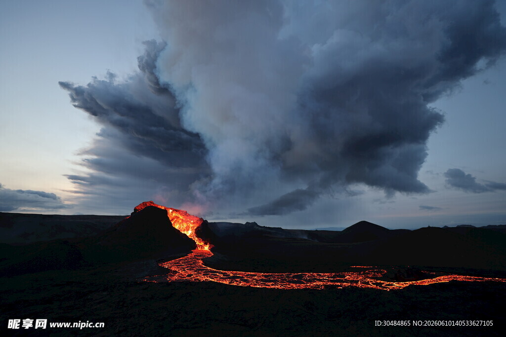 火山喷发熔岩流淌景象