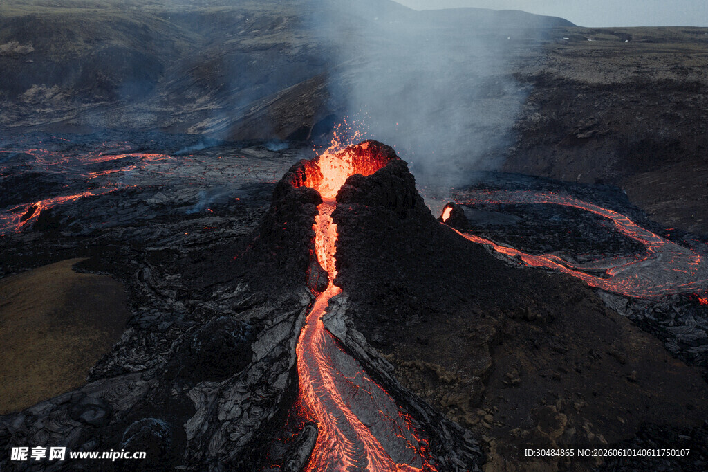 壮观火山熔岩喷发景象
