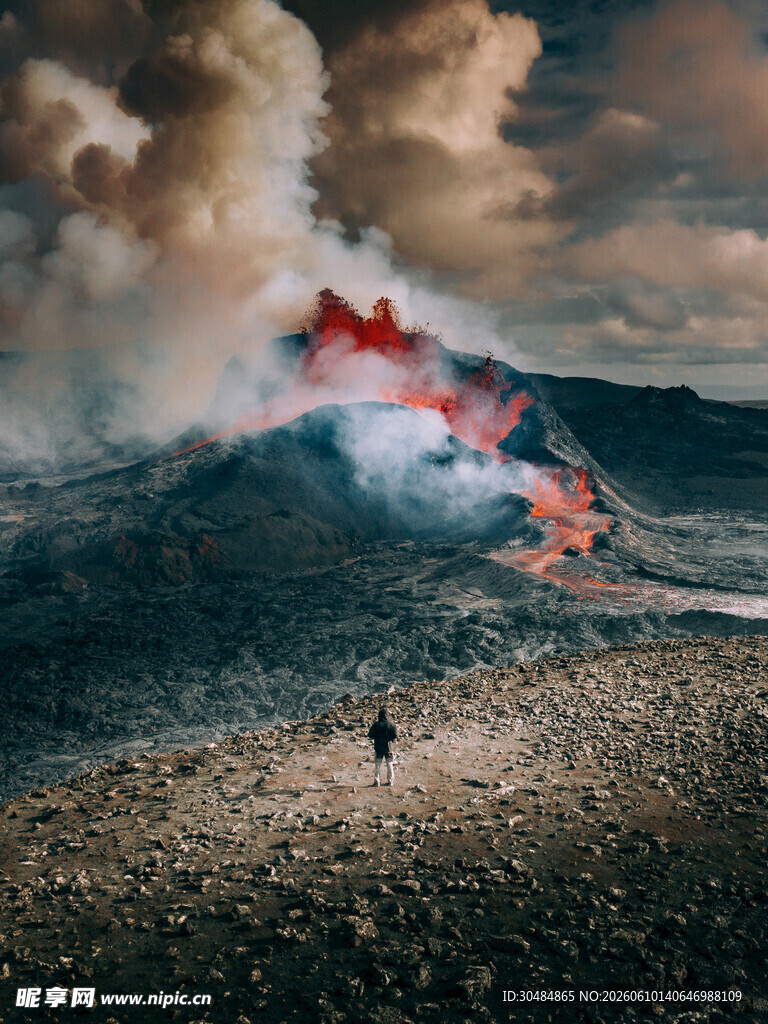 火山喷发瞬间壮丽景观