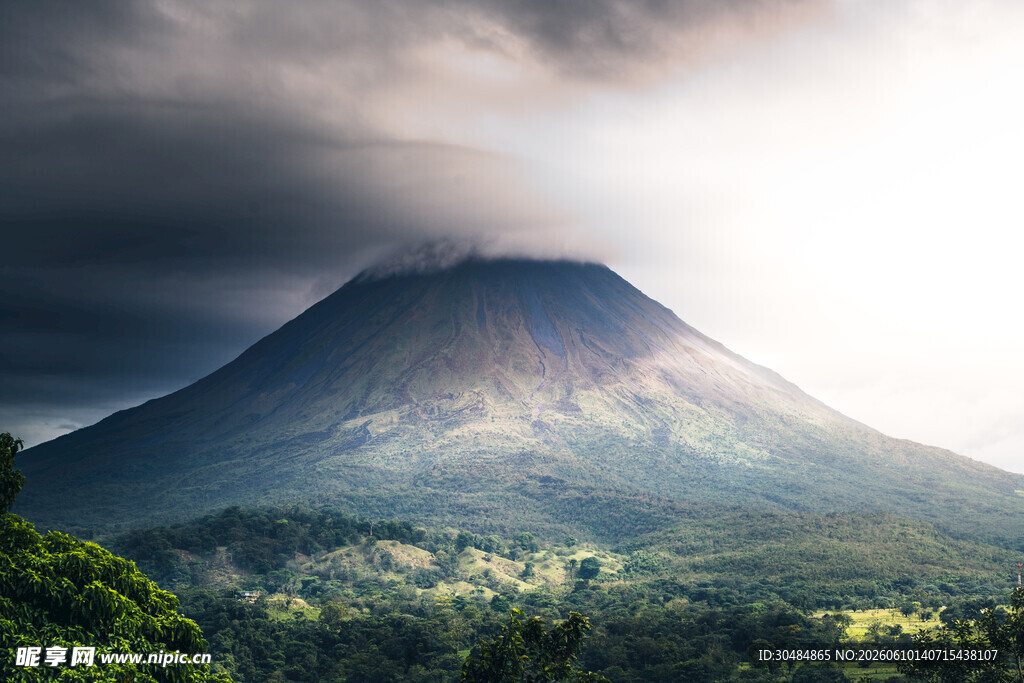 云雾缭绕的壮丽火山景观