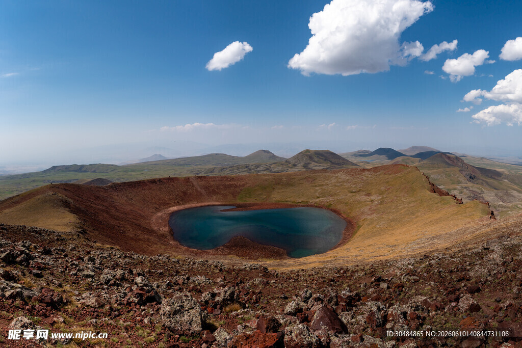 火山口的美丽湖泊