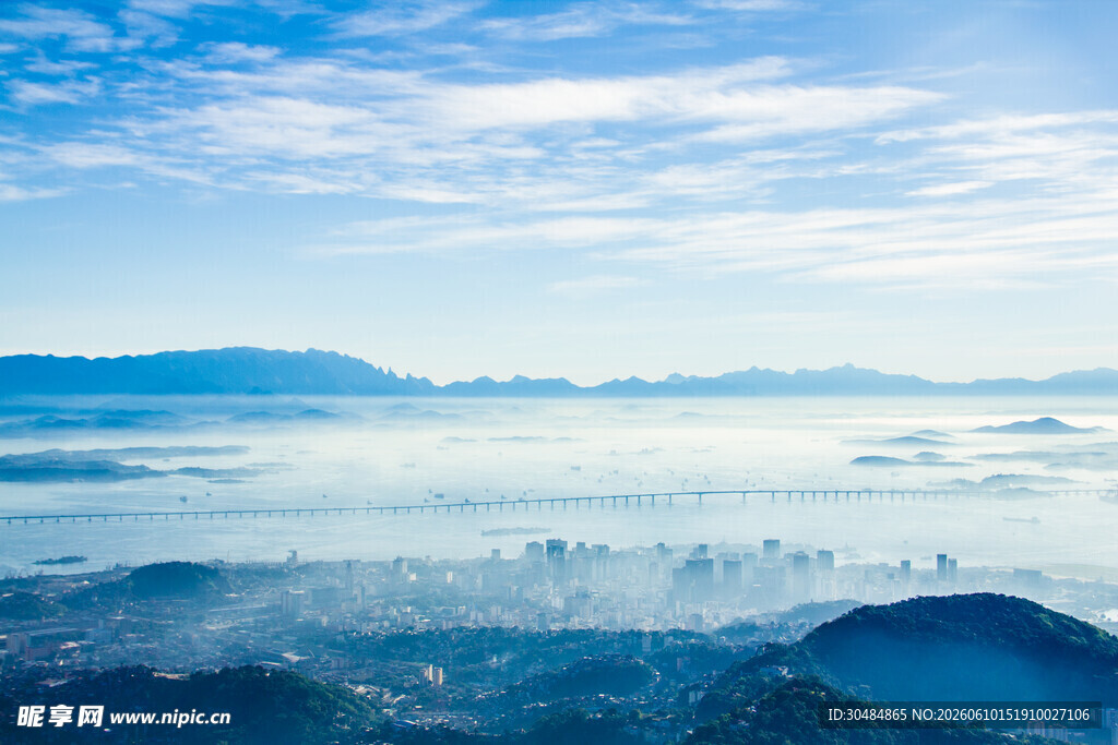 云海之上的壮丽山景