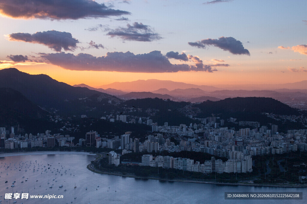 海滨城市日落美景