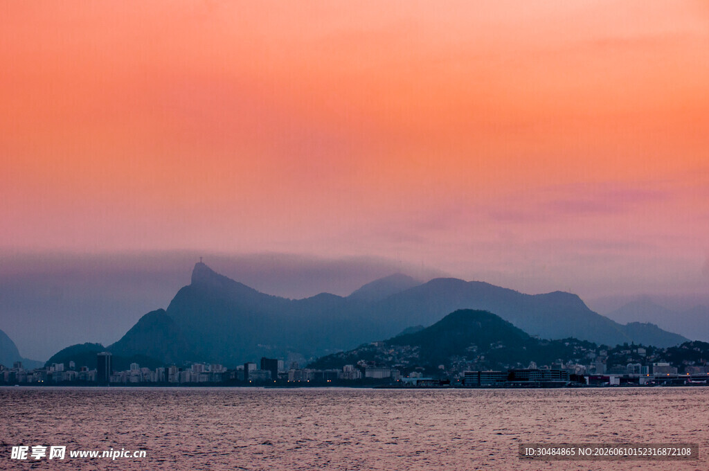 日落时分的山海美景